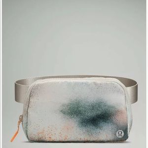 Lelolemon camo spray everywhere belt bag
